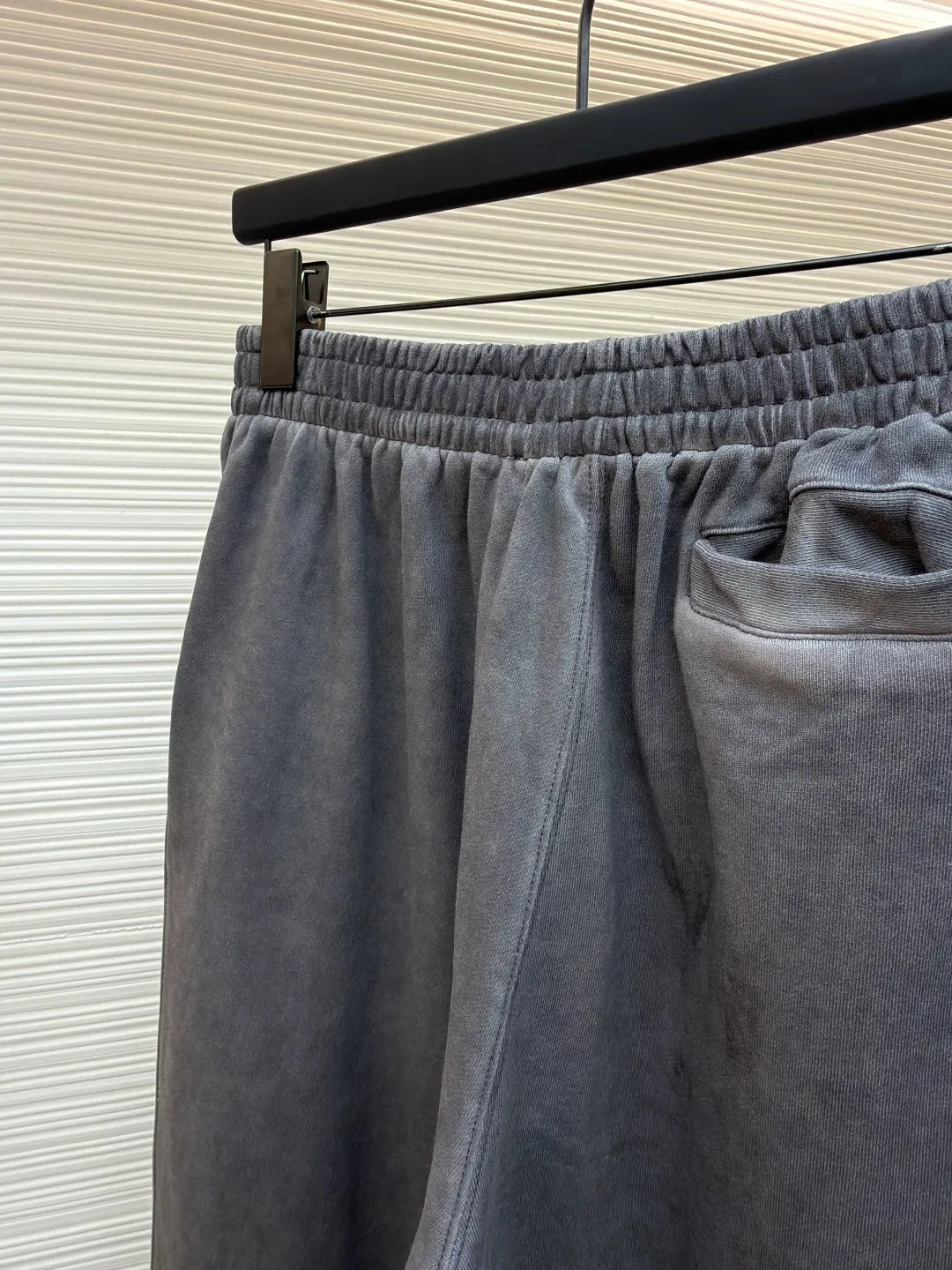 Acne Studios distressed logo trousers ●Original version: purchased and developed for 5500 ●Item number: 1682336-B10 ●Fabric: cloud velvet fabric ●Technology: made by ancient stone grinding ●Color: gray ●Version: loose version ●Weight: about 725 grams ●Size: The restrained aesthetics of cool tones sublimates dressing into a tonal narrative. The Acne Studios logo is embedded in the front of the trouser legs with a hidden edge, making the logo an invisible medal. It is based on the rhythm of the body. Irregular three-dimensional pleats are carved on the trousers, and the layering is full. It blooms proudly like a work of art and becomes the leader of fashion trends. Infrared positioning heat transfer process. Infrared positioning Acne Studios logo pattern for more precise positioning. Use heat transfer materials for processing. The fabric is baked to fix the printed pattern. It is firm and durable and beautiful. The ancient method of stone grinding + hand-wrinkling uses natural pumice and biological enzymes to repeatedly rub the trousers to simulate the natural fading effect of wear and tear. The irregular three-dimensional pleats are formed by hand-wrinkling, and the washing and coloring process are used to make the clothes old. The special desizing agent is preferred, and then the fabric is soaked in it to be evenly sized. After desizing, it is finally rinsed. The workmanship is extremely complicated and the loss is high. The overall wiring is straight and delicate, the fabric is comfortable and soft, and the color is consistent without color difference. It can be matched with the same style to create a fashionable look and control various occasions. Customized accessories, complete with three standards, same style for men and women!